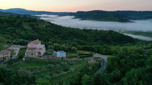 Hostal Villa Over The Hilltop