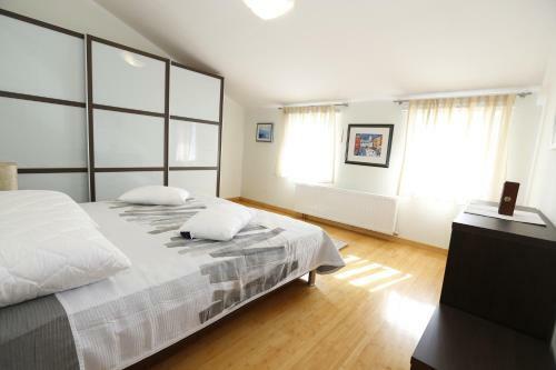 Apartment Bojan With Terrace And Sea View