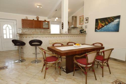 Apartment Bojan With Terrace And Sea View