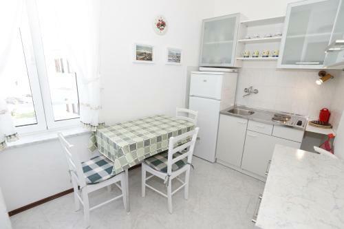 Apartment Luiza With Terrace