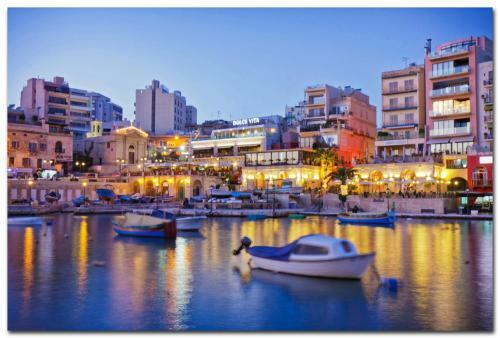 Idyllic Apartment Steps From The Promenade