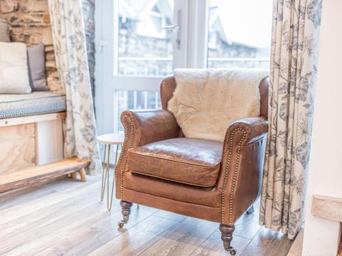 Pass The Keys Compact 2 Bed, 2 Bath With Amazing Views & Parking