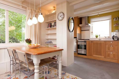 Very Nice Cottage In Durgerdam, With Private Garden, Free Parking, Pets Allowed