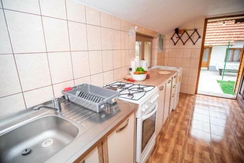 Hostal Holiday House Bru?ane