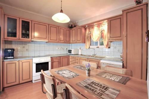 'panos' Comfy Apartment Near City Center