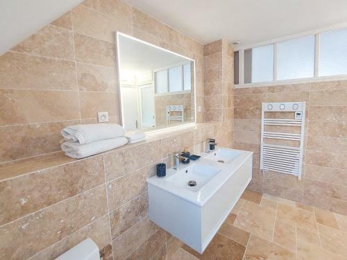 Hostal Le Huis Clos
