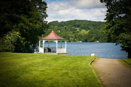 Storrs Hall Hotel