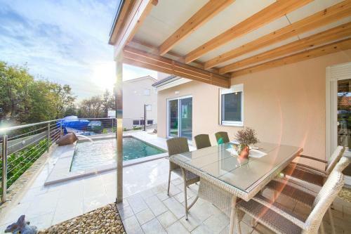 Seafront Apartment With Heated Swimming Pool