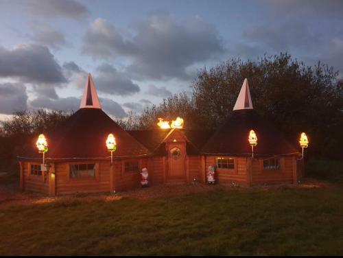 1 Miniature Oast House Or 1 Separate Self Contained Duck Shed