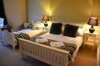 Hostal Amadeus Guest House