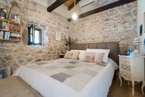 Villa Moki's Debi