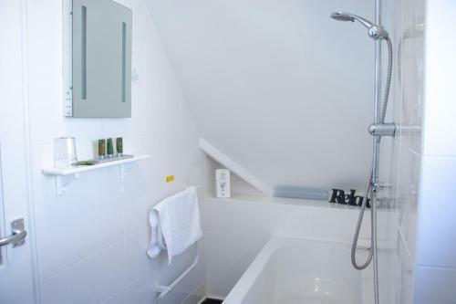 Hostal The Cherry Tree Guest House