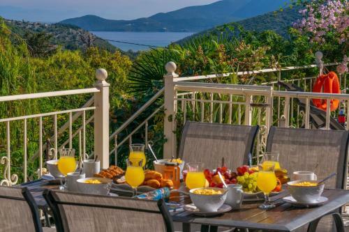 Private Villa Close To Famous Myrtos Beach With Private Boat!
