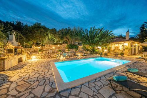 Private Villa Close To Famous Myrtos Beach With Private Boat!