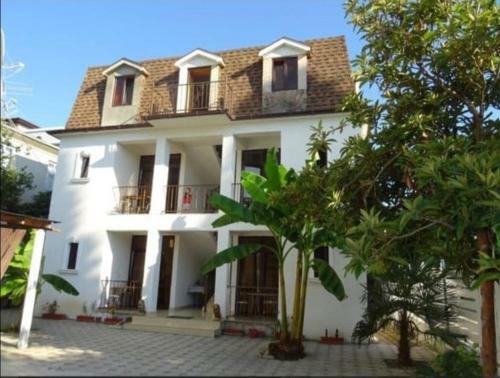 Hostal White House