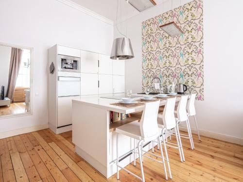 Design Meets Comfort - Prestigious City Center Apartment