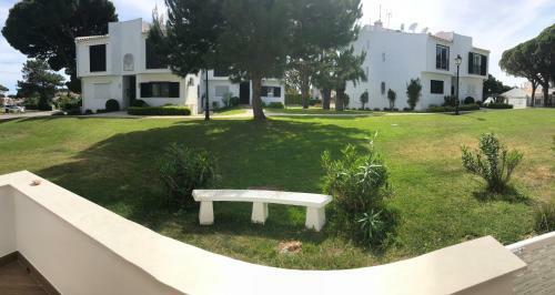 Sunny Acacia Apartment