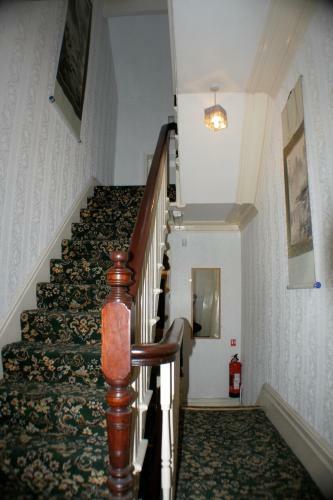 Hostal Seasons 24 Guest House