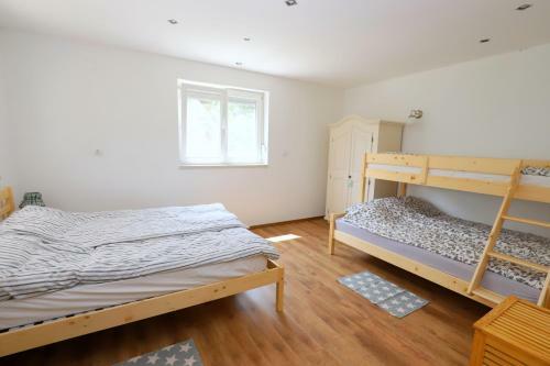 Apartamento Adventure Cottage With Pool And Big Garden