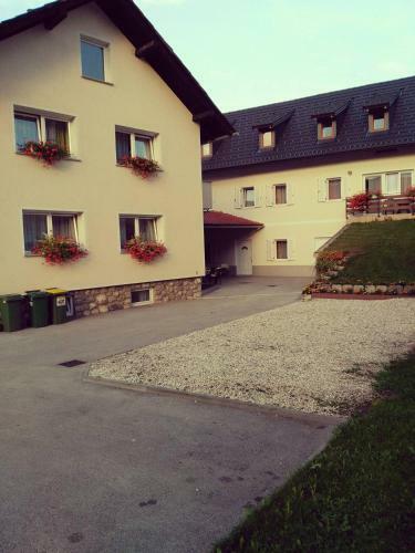 Hostal Apartmaji Pri Kokolu