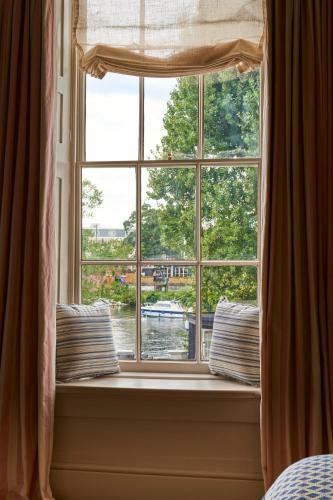 Carlton Mitre Hotel