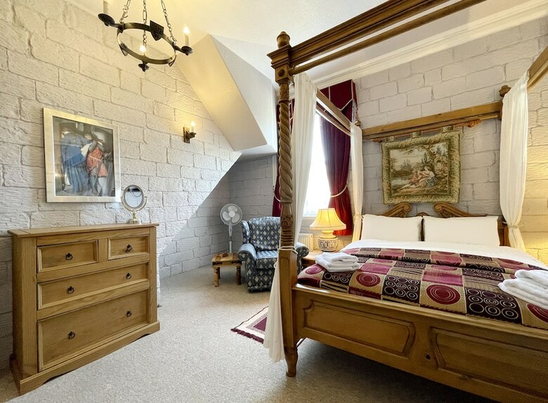 Dukes Folly Hotel