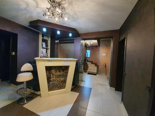 Hostal Pensiunea Public House