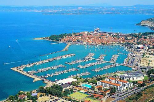 Apartamento ? 5 Min. Walk To Beach, Queen Bed+sofa, Ac, Garage