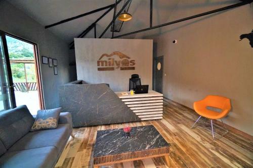 Milyos Hobbit Hotel
