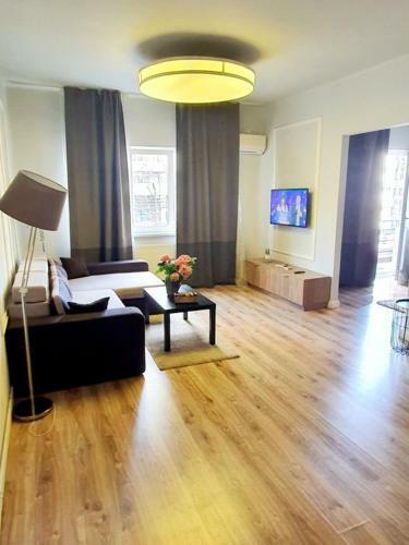 Bohemian Apartment 9b, Romana Square