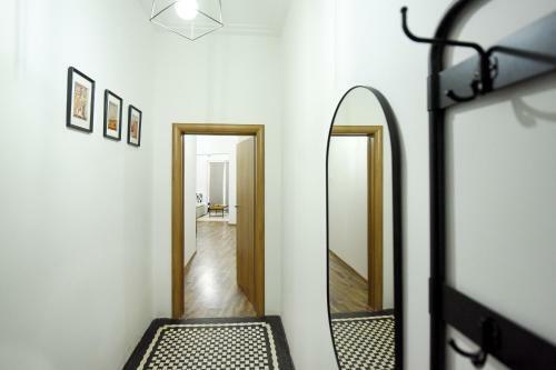 Simple Yet Stylish. Piata Revolutiei Apartment