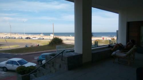 Apartamento Edificio Punta Del Este, Frente A Los Dedos Y Sobre Calle Gorlero