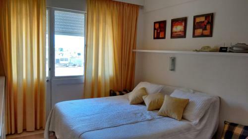Apartamento Edificio Punta Del Este, Frente A Los Dedos Y Sobre Calle Gorlero