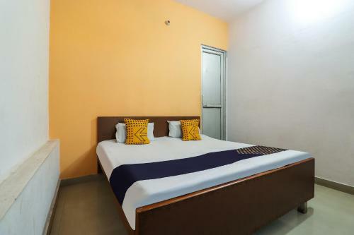 Spot On 43885 Hotel Laxmi Narayan