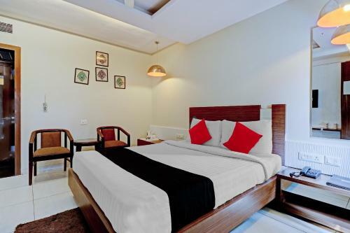 Hotel Capital O 81651 City Palace