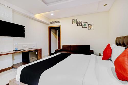 Hotel Capital O 81651 City Palace