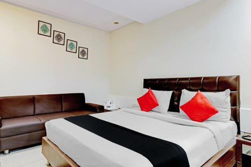 Hotel Capital O 81651 City Palace