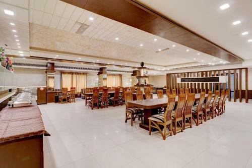 Hotel Capital O 81651 City Palace