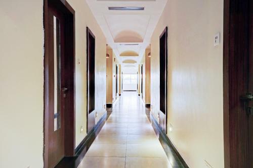 Hotel Capital O 81651 City Palace