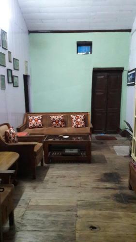 Last Resort, Homestay