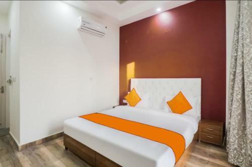 Fabhotel Skylight Inn