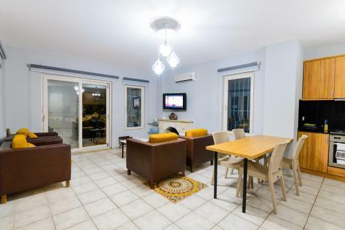 Amazing 8 People Sea View Villa Centre Location
