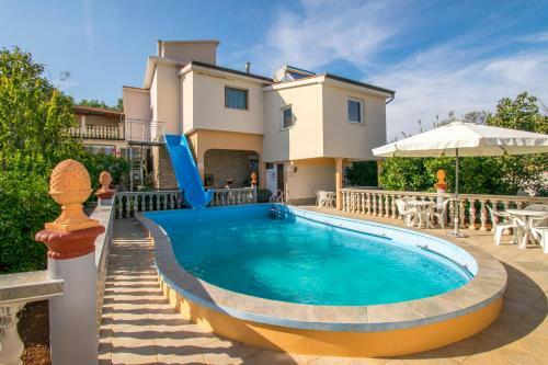 Apartment Uvo 1 With Shared Pool