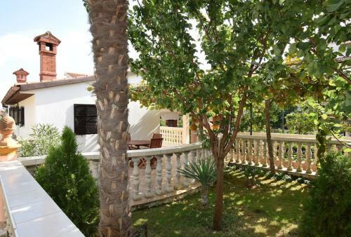 Apartment Ivo With Shared Swimming Pool