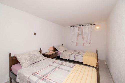 Apartment Ivo With Shared Swimming Pool