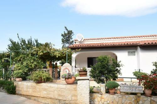 Apartment Ivo With Shared Swimming Pool