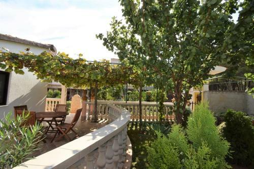 Apartment Ivo With Shared Swimming Pool