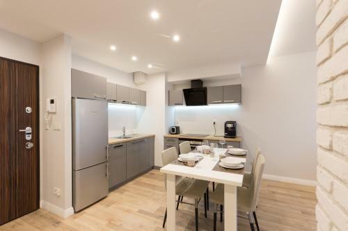 Apartlogy Aura2 105 - Experience Intelligent Living While Travelling