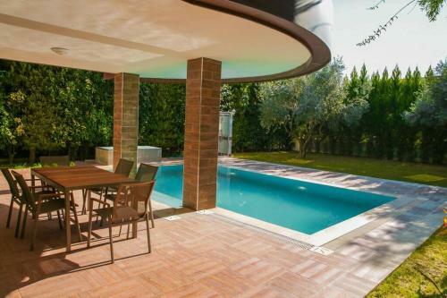 Alzuharia 5+1 �zel Havuzlu Private Villa