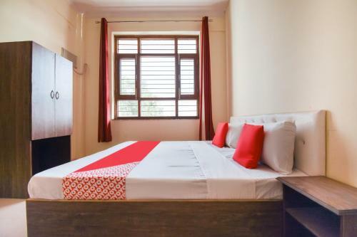 Oyo 66918 Hotel Silver